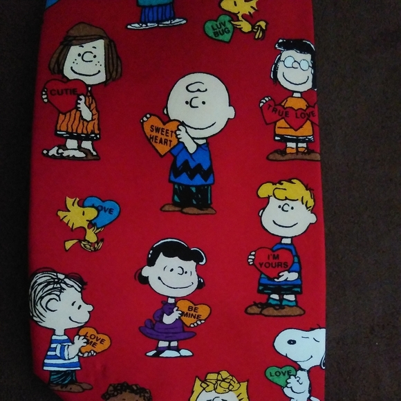 Peanuts Red Peanut & the Gang Valentine Tie - Picture 2 of 4